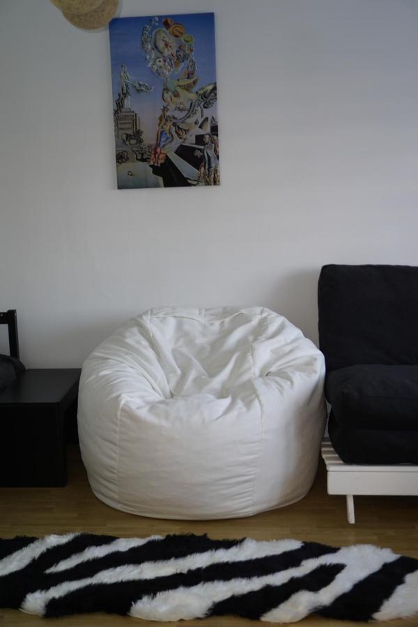 Black & White, Rezerva Acum Garsoniera Cozy, Cafea Lavazza, Balcon, Priveliste Spre Munte, Saltea Premium, Fotoliu Puf * Petrosani