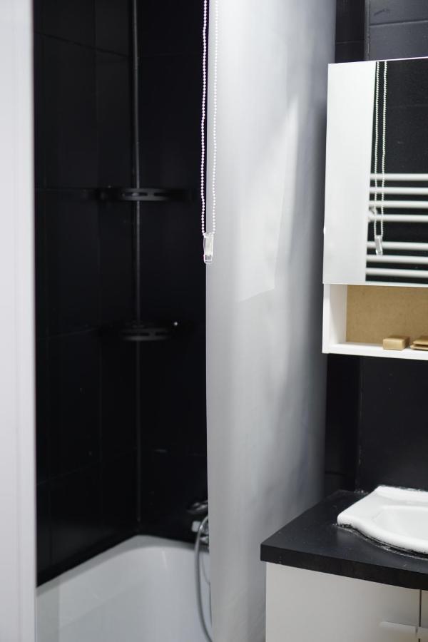 Black & White, Rezerva Acum Garsoniera Cozy, Cafea Lavazza, Balcon, Priveliste Spre Munte, Saltea Premium, Fotoliu Puf Apartment