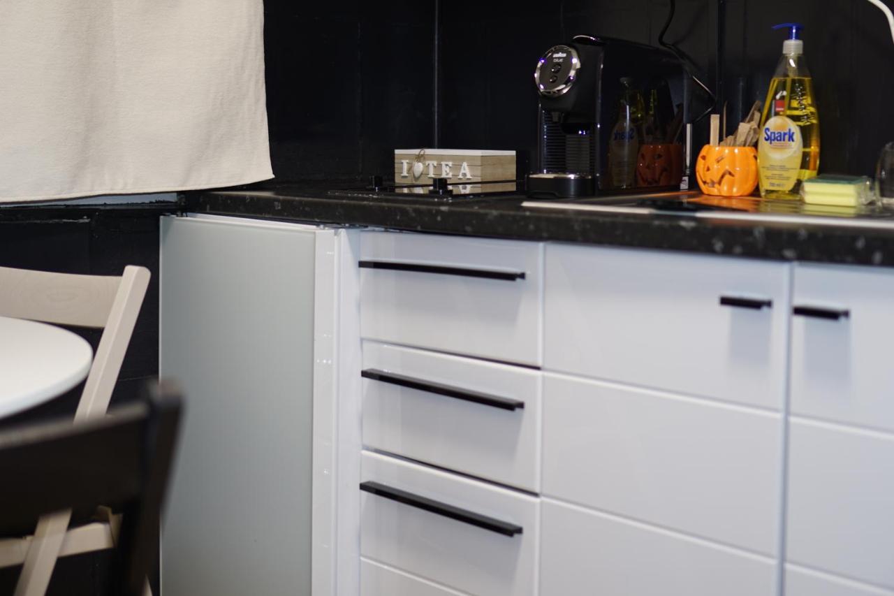 Black & White, Rezerva Acum Garsoniera Cozy, Cafea Lavazza, Balcon, Priveliste Spre Munte, Saltea Premium, Fotoliu Puf