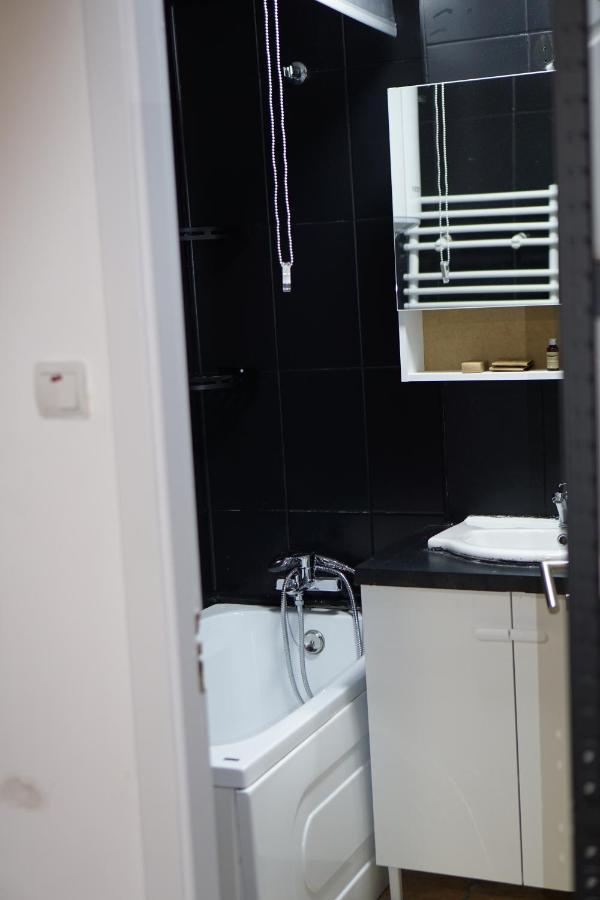 Black & White, Rezerva Acum Garsoniera Cozy, Cafea Lavazza, Balcon, Priveliste Spre Munte, Saltea Premium, Fotoliu Puf Apartment