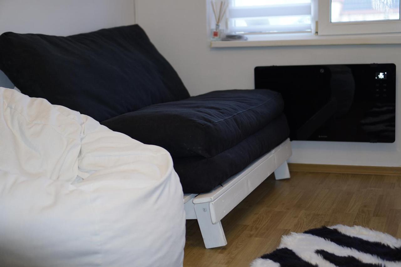 Black & White, Rezerva Acum Garsoniera Cozy, Cafea Lavazza, Balcon, Priveliste Spre Munte, Saltea Premium, Fotoliu Puf *